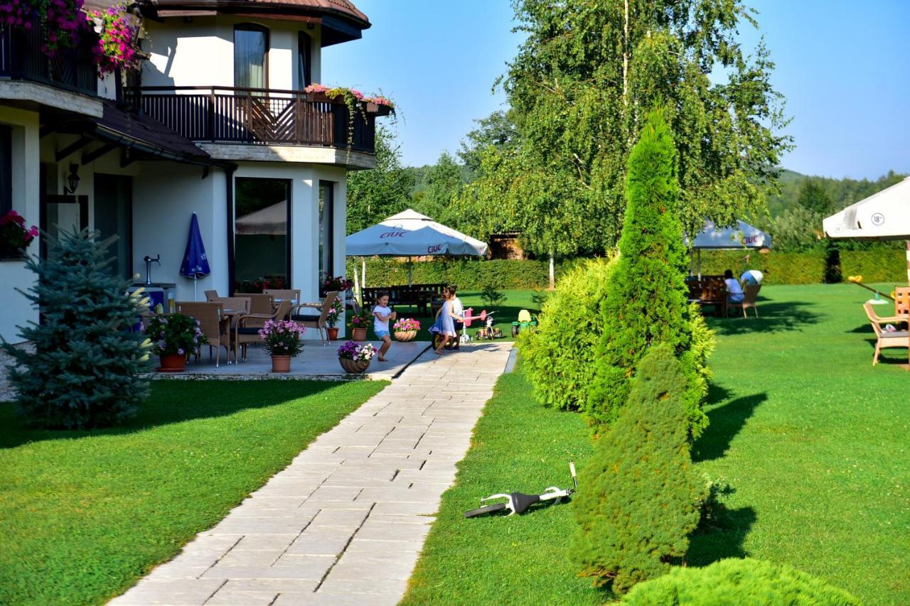 Natura Family Resort Avrig Exteriör bild