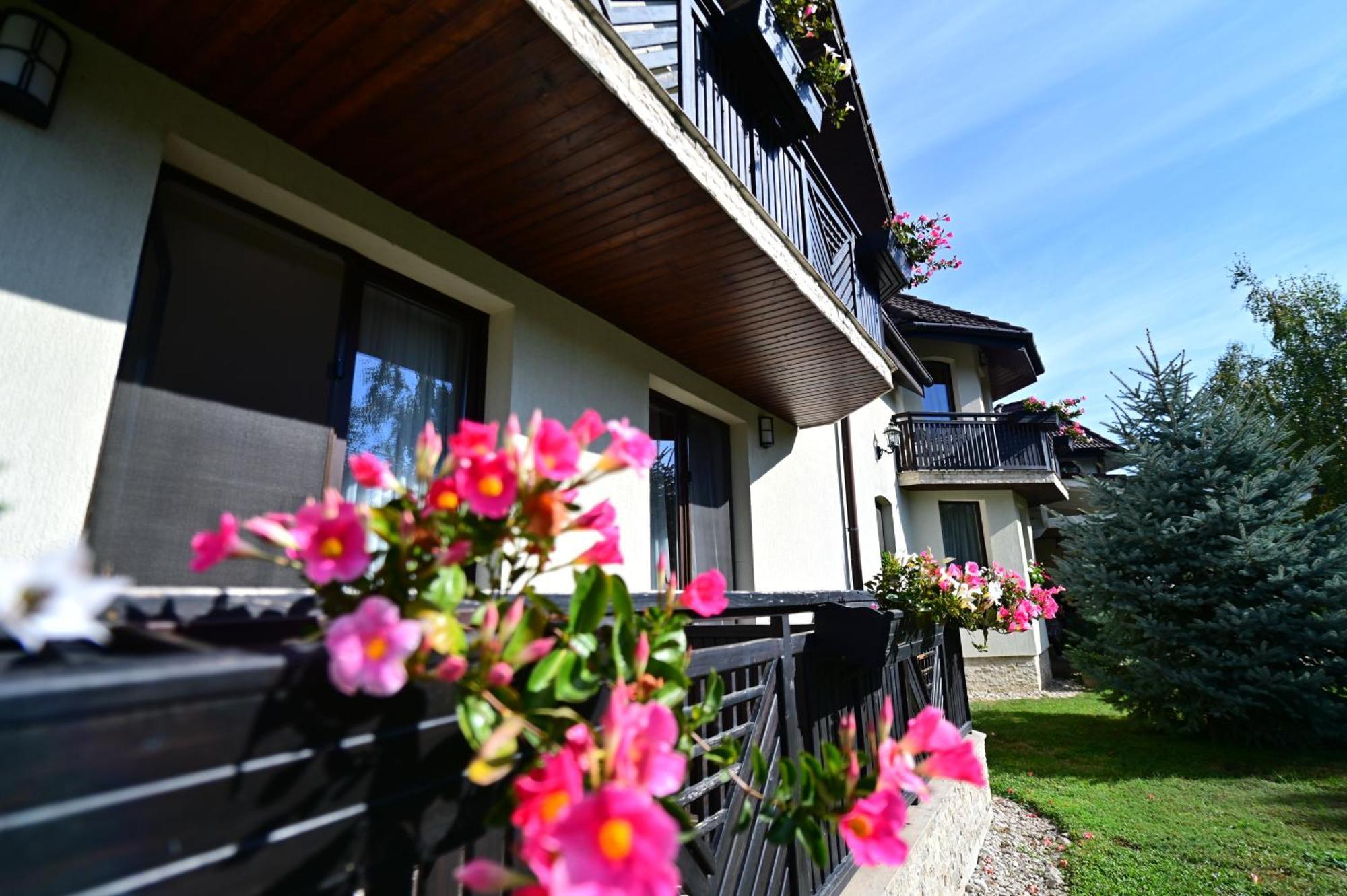Natura Family Resort Avrig Exteriör bild